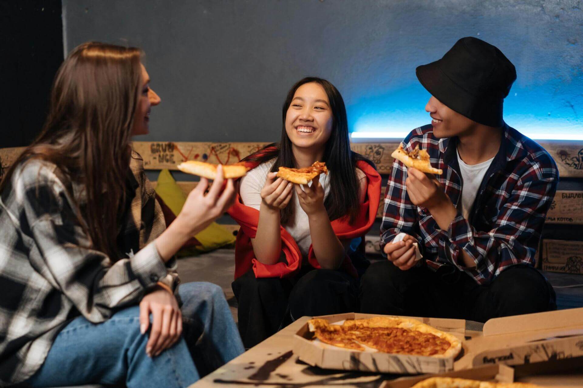 Students eating pizza